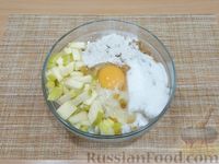 Фото приготовления рецепта: Сырники с рисом, яблоком и изюмом - шаг №7