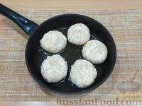 Фото приготовления рецепта: Сырники с рисом, яблоком и изюмом - шаг №10