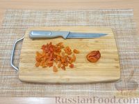 Фото приготовления рецепта: Морковный салат с курагой и грецкими орехами - шаг №3