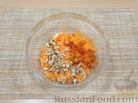 Фото приготовления рецепта: Морковный салат с курагой и грецкими орехами - шаг №5