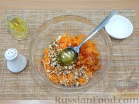 Фото приготовления рецепта: Морковный салат с курагой и грецкими орехами - шаг №6