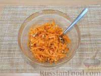 Фото приготовления рецепта: Морковный салат с курагой и грецкими орехами - шаг №7