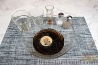 Фото приготовления рецепта: Отбивные из свинины в маринаде с соевым соусом и кока-колой - шаг №2