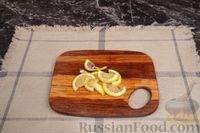 Фото приготовления рецепта: Караси, запечённые с картофелем, помидором и лимоном - шаг №8