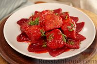 Фото к рецепту: Свинина, тушенная в томатном соке со свёклой