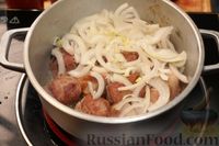 Фото приготовления рецепта: Свинина, тушенная в томатном соке со свёклой - шаг №5