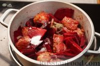 Фото приготовления рецепта: Свинина, тушенная в томатном соке со свёклой - шаг №8