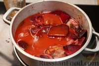 Фото приготовления рецепта: Свинина, тушенная в томатном соке со свёклой - шаг №9