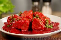 Фото приготовления рецепта: Свинина, тушенная в томатном соке со свёклой - шаг №11