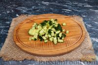 Фото приготовления рецепта: Овощной салат с жареным сыром и оливками - шаг №3