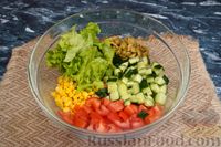 Фото приготовления рецепта: Овощной салат с жареным сыром и оливками - шаг №12