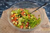 Фото приготовления рецепта: Овощной салат с жареным сыром и оливками - шаг №14