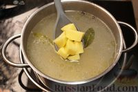 Фото приготовления рецепта: Куриный суп с чечевицей и яйцами - шаг №5