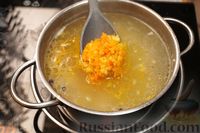 Фото приготовления рецепта: Куриный суп с чечевицей и яйцами - шаг №8