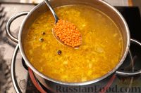 Фото приготовления рецепта: Куриный суп с чечевицей и яйцами - шаг №9