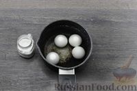 Фото приготовления рецепта: Слоёный салат с копчёной курицей, грибами и плавленым сыром - шаг №2