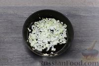 Фото приготовления рецепта: Слоёный салат с копчёной курицей, грибами и плавленым сыром - шаг №3