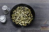 Фото приготовления рецепта: Слоёный салат с копчёной курицей, грибами и плавленым сыром - шаг №5