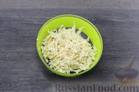 Фото приготовления рецепта: Слоёный салат с копчёной курицей, грибами и плавленым сыром - шаг №6