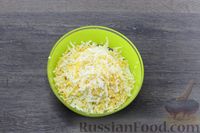 Фото приготовления рецепта: Слоёный салат с копчёной курицей, грибами и плавленым сыром - шаг №7