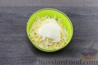 Фото приготовления рецепта: Слоёный салат с копчёной курицей, грибами и плавленым сыром - шаг №8