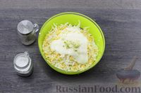 Фото приготовления рецепта: Слоёный салат с копчёной курицей, грибами и плавленым сыром - шаг №10