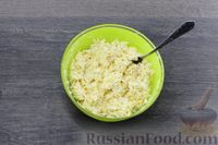 Фото приготовления рецепта: Слоёный салат с копчёной курицей, грибами и плавленым сыром - шаг №11
