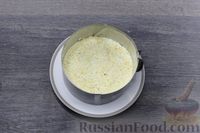 Фото приготовления рецепта: Слоёный салат с копчёной курицей, грибами и плавленым сыром - шаг №14