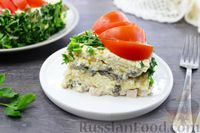Фото приготовления рецепта: Слоёный салат с копчёной курицей, грибами и плавленым сыром - шаг №22