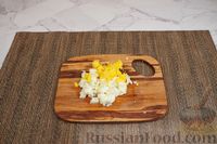 Фото приготовления рецепта: Салат с тунцом, кукурузой, овощами и яйцом - шаг №3