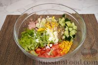 Фото приготовления рецепта: Салат с тунцом, кукурузой, овощами и яйцом - шаг №8