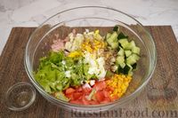 Фото приготовления рецепта: Салат с тунцом, кукурузой, овощами и яйцом - шаг №9