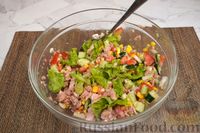 Фото приготовления рецепта: Салат с тунцом, кукурузой, овощами и яйцом - шаг №10