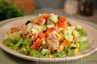 Фото приготовления рецепта: Салат с тунцом, кукурузой, овощами и яйцом - шаг №11