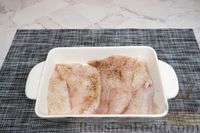 Фото приготовления рецепта: Рыба, запечённая с брокколи в сливочно-сырном соусе - шаг №3