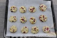Фото приготовления рецепта: Овсяное печенье с клюквой и орехами - шаг №10
