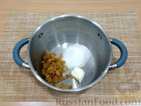 Фото приготовления рецепта: Молочная манная каша с изюмом - шаг №2