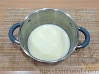 Фото приготовления рецепта: Молочная манная каша с изюмом - шаг №4