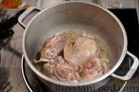 Фото приготовления рецепта: Картошка, тушенная с курицей в томатном соусе - шаг №2