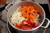 Фото приготовления рецепта: Картошка, тушенная с курицей в томатном соусе - шаг №4
