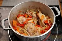 Фото приготовления рецепта: Картошка, тушенная с курицей в томатном соусе - шаг №5