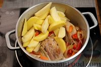 Фото приготовления рецепта: Картошка, тушенная с курицей в томатном соусе - шаг №7
