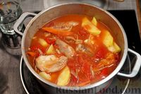 Фото приготовления рецепта: Картошка, тушенная с курицей в томатном соусе - шаг №11
