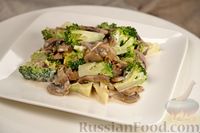 Фото к рецепту: Салат с брокколи, жареными шампиньонами и луком