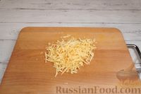 Фото приготовления рецепта: Салат с крабовыми палочками, овощами и сыром - шаг №5