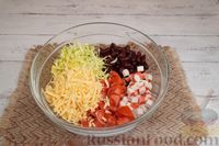 Фото приготовления рецепта: Салат с крабовыми палочками, овощами и сыром - шаг №6