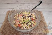 Фото приготовления рецепта: Салат с крабовыми палочками, овощами и сыром - шаг №8