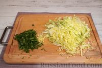 Фото приготовления рецепта: Салат с редиской, капустой, морковью и яичными блинчиками - шаг №7