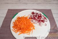 Фото приготовления рецепта: Салат с редиской, капустой, морковью и яичными блинчиками - шаг №8