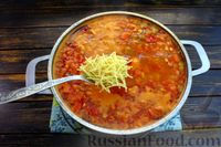 Фото приготовления рецепта: Томатный суп с вермишелью и мясным фаршем - шаг №15